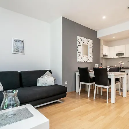 Apartment 1 Bedroom Cozy In *