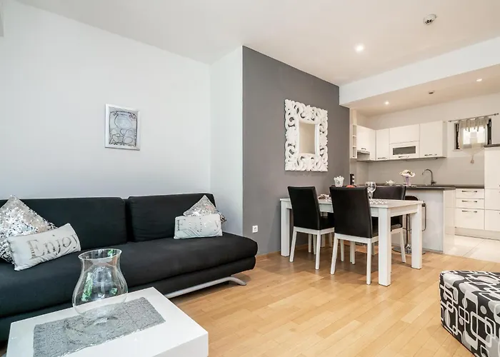Apartment 1 Bedroom Cozy In *