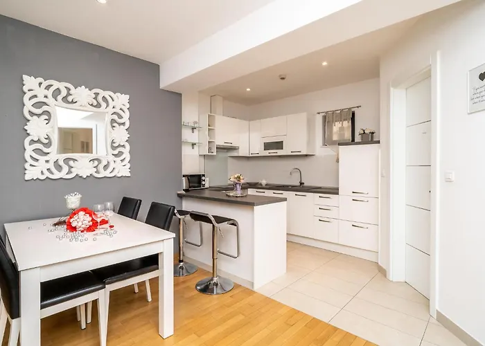1 Bedroom Cozy In Apartment *